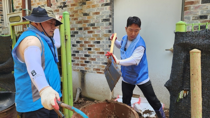 윤태용 포천시 홍보대사 25일 내촌면 수해복구 봉사 참여