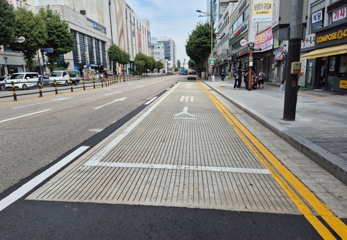 안양시 만안구 남부시장 버스정류장 앞 도로 콘크리트로 포장