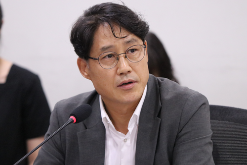 이재천 농림축산식품부 농업기반과장이 '새만금 조력발전의 정책 공감대 형성 및 당위성 확산을 위한 국회세미나' 토론에 참석하고 있다. 사진= 유
