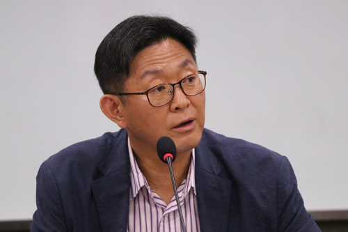 유승훈 서울과학기술대학교 미래에너지융합학과 교수(좌장)가 '새만금 조력발전의 정책 공감대 형성 및 당위성 확산을 위한 국회세미나' 토론에 참