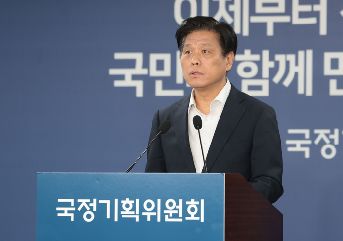 조승래 국정기획위원회 대변인이 지난 18일 서울 정부서울청사 별관에서 정례 브리핑을 하고 있다.
