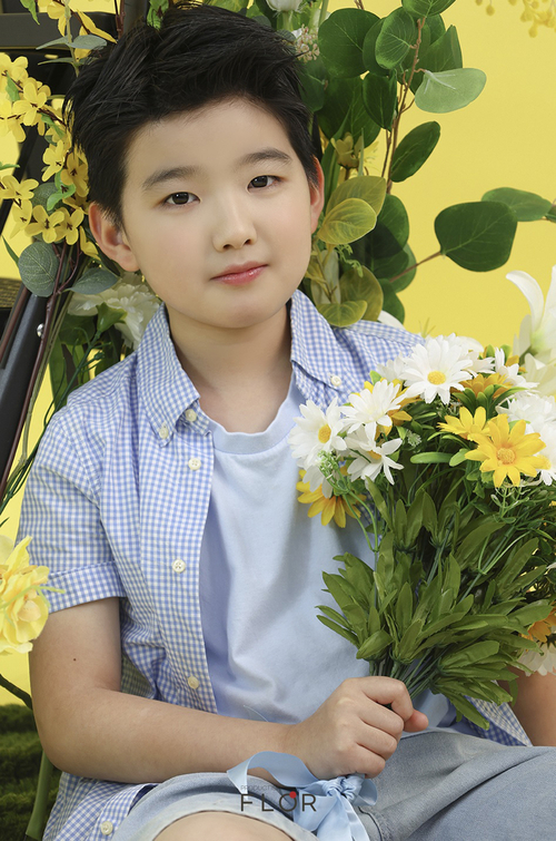 반짝이는 여름의 순간, 플로르와 이하준·이하율이 함께한 2025 여름 화보 공개
