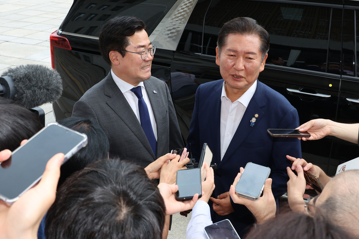 취재진에 둘러싸인 정청래·박찬대 당대표 후보