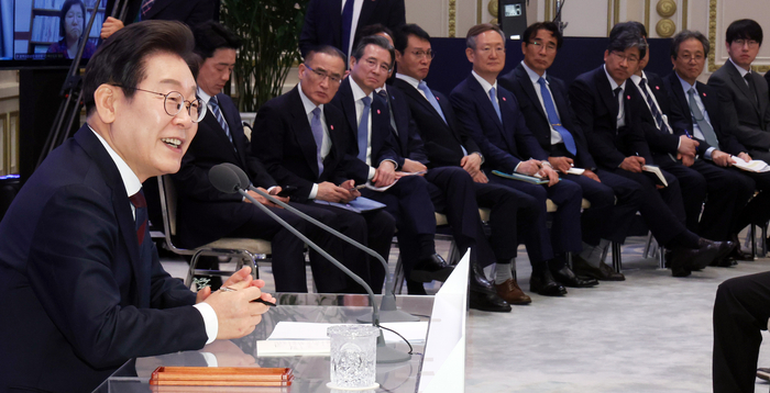 이재명 대통령과 참모들
