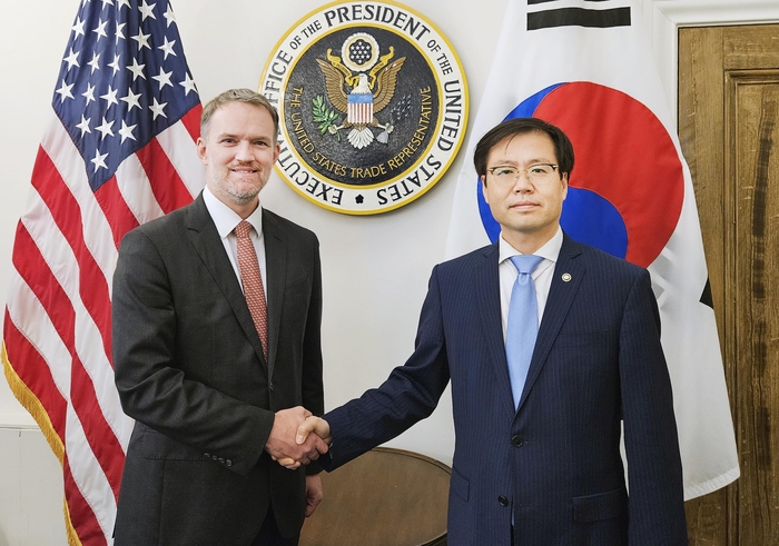기념 촬영하는 여한구 통상교섭본부장과 미국 무역대표부 대표