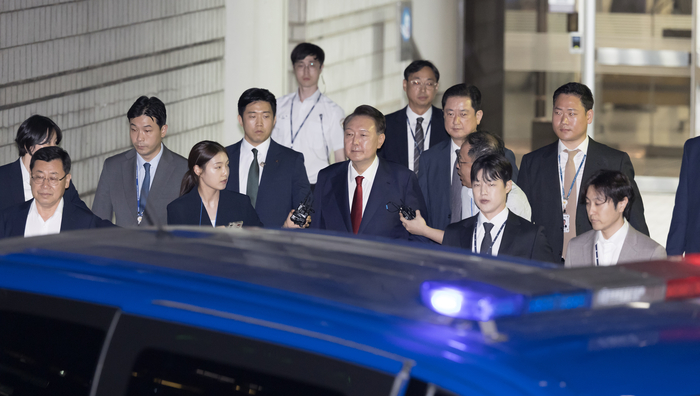호송차량 향하는 윤석열 전 대통령