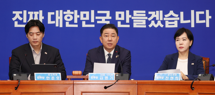 최고위원회의에서 발언하는 김병기 당 대표 직무대행