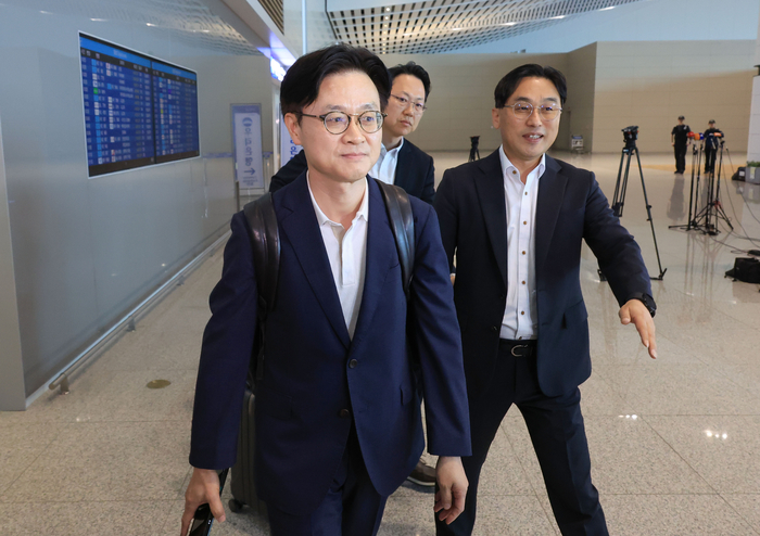 출국하는 김정관 장관