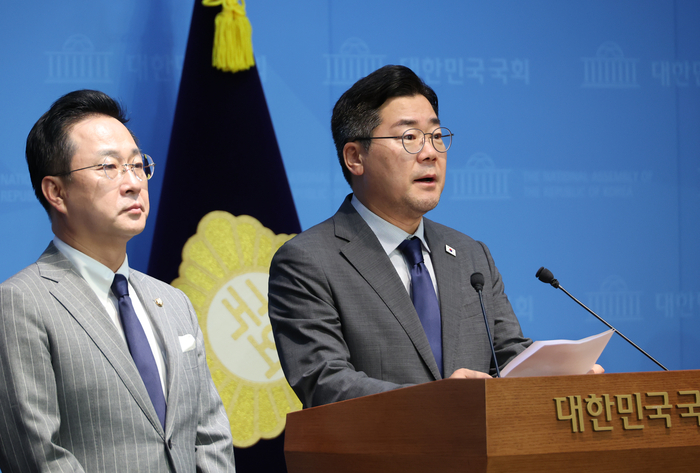 윤석열 체포 저지 의원 제명 결의안 발의 계획 밝히는 박찬대 의원