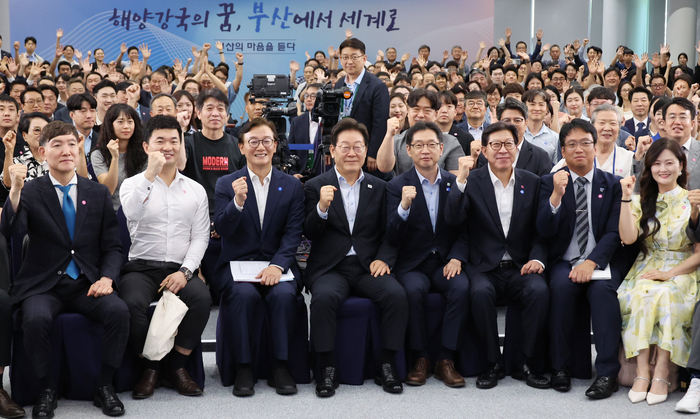 이재명 대통령, 부산 타운홀미팅 참석자와 함께