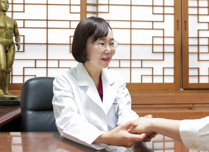 경희대 한방병원 송미연 교수가 여름철 활력 증진에 도움이 되는 지압법을 설명하고 있다. 사진=경희대 한방병원