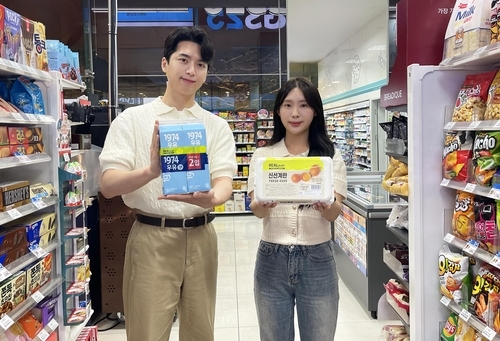 모델들이 GS25의 초저가 PB '리얼프라이스' 상품을 소개하고 있다. 사진=GS리테일