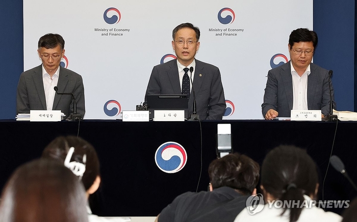 이형일 기획재정부 1차관(가운데)이 지난달 29일 정부세종청사 민원동 브리핑실에서 열린 '2025 세제 개편안' 설명회에서 발언하고 있다.