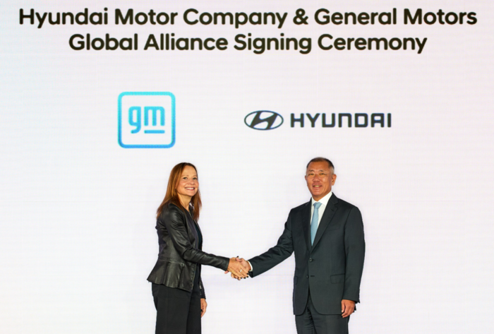 메리 바라(Mary Barra, 왼쪽) GM 회장 겸 CEO와 정의선 현대차그룹 회장