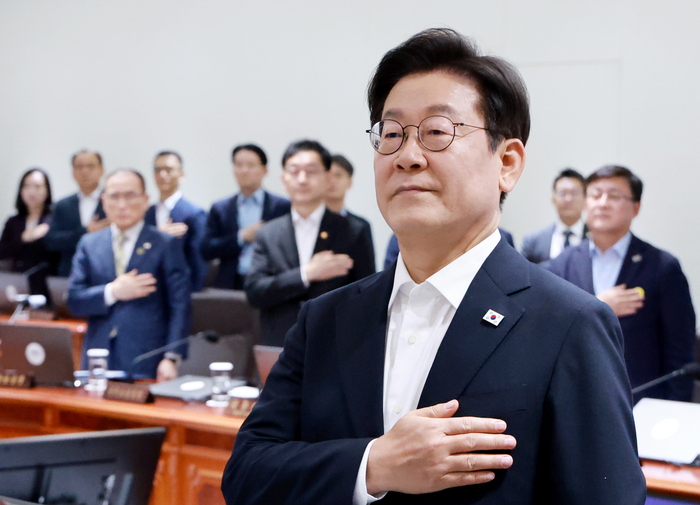 이재명 대통령, 임시 국무회의 국민의례