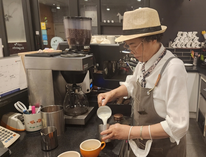 고양특례시 실버카페에서 근무 중인 실버 바리스타