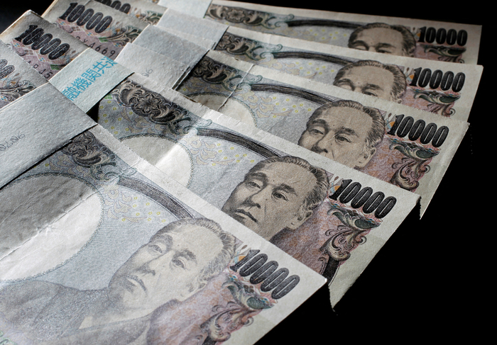 FILE PHOTO: ANALYSIS-Japan widens FX watch to include risk of yen spike as U.S. recession fears mount