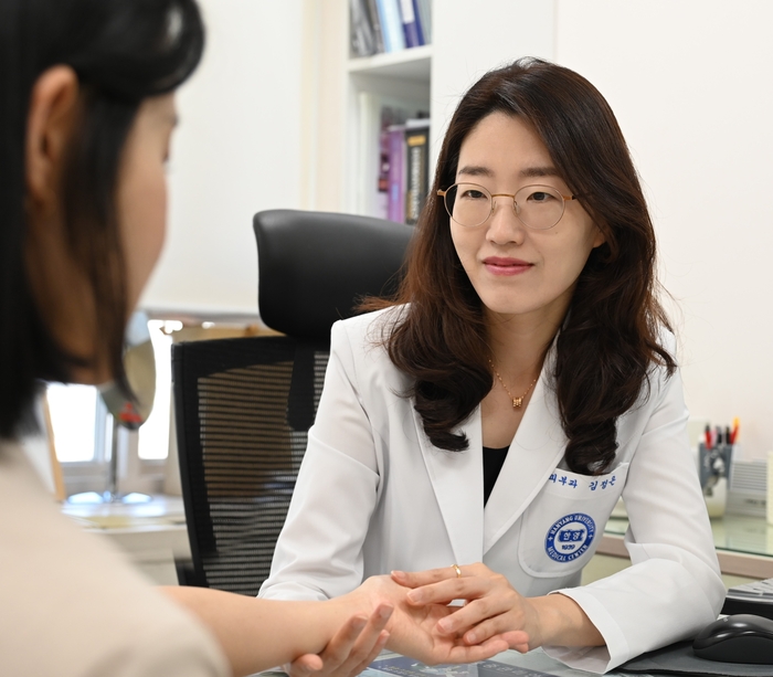 대한백반증색소학회 김정은 홍보이사가 백반증의 원인과 증세, 치료법 등에 대해 설명하고 있다. 사진=한양대병원