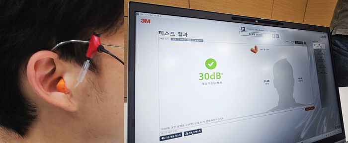 쓰리엠이 도입한 청력 보존 프로그램에 따라 보호구를 착용한 모습(좌측)과 소음 측정값(우측). 사진=박규빈 기자