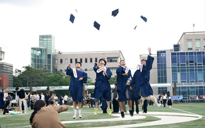 국민대학교 2024학년도 후기 학위수여식에서 졸업생들이 졸업을 축하하고 있다.(사진=국민대)