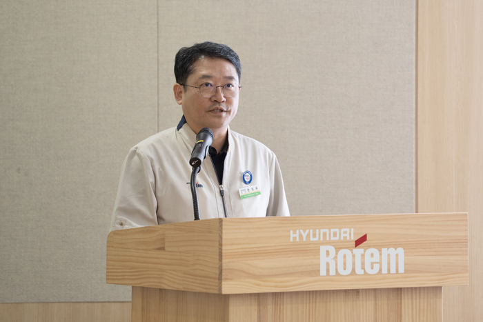 한성욱 현대로템 방산공장장(상무)이 창원 공장에 방문한 출입 기자들에게 제품에 대해 설명하는 모습. 사진=현대로템 제공