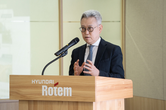 이정엽 현대로템 디펜스솔루션사업본부장(부사장)이 창원 공장에 방문한 출입 기자들에게 사업 성과에 대해 설명하는 모습. 사진=현대로템 제공