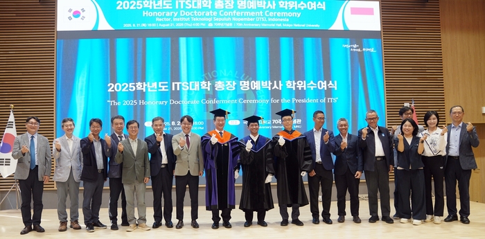 국립목포대, 인도네시아 ITS 총장에 명예행정학박사 학위 수여