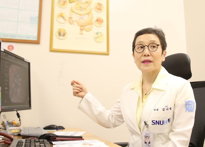 분당서울대병원 소화기내과 감나영 교수가 환자에게 제균 치료 과정을 설명하고 있다