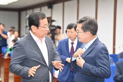 이현재 하남시장(왼쪽)-김동연 경기도지사 25일 국회토론회서 만남