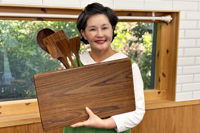요리 유튜버 '영자씨'가 롯데홈쇼핑으 첫 주방 자체 브랜드 '블루쿠샤'를 소개하고 있다. 사진=롯데홈쇼핑