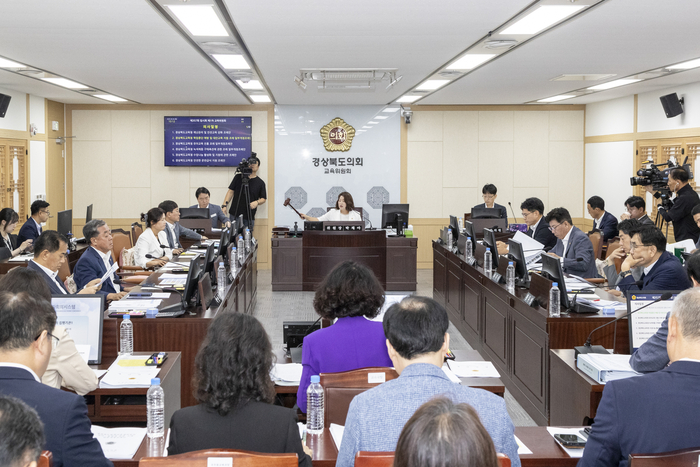 교육위원회, AI 디지털교과서 혼란 지적
