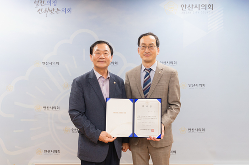 박태순 안산시의회 의장(왼쪽)-박준연 법률고문