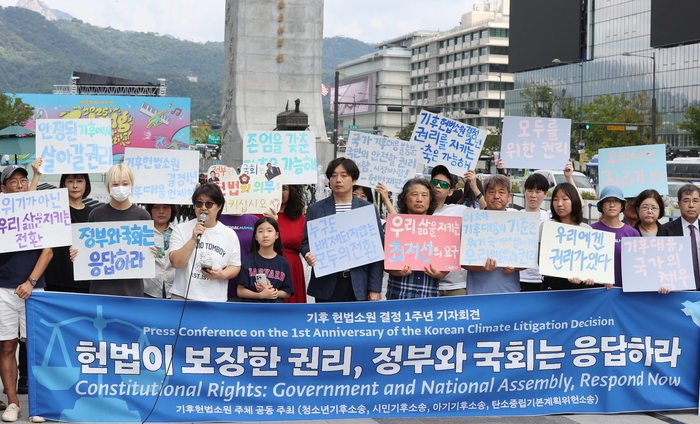 헌법소원 결정 1주년 기자회견하는 기후소송 청구인들
