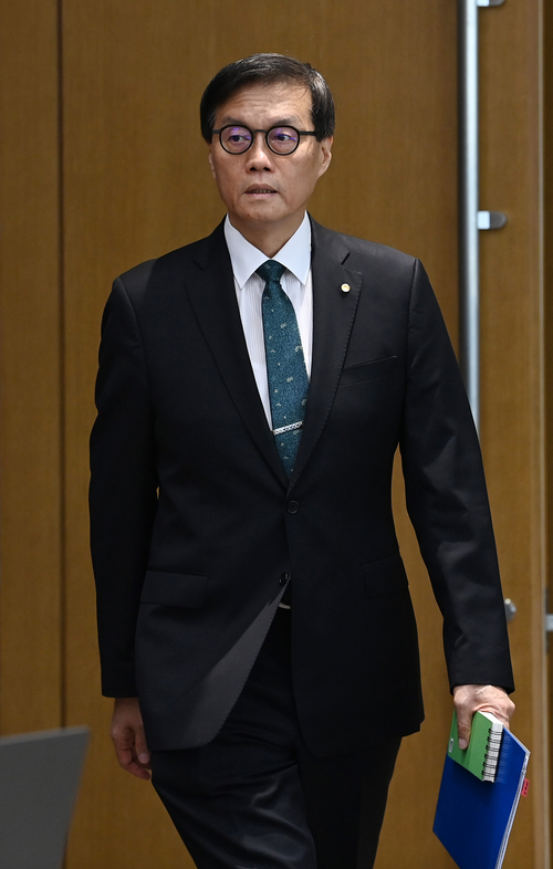 금융통화위원회 입장하는 이창용 총재
