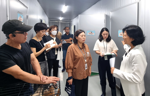 하남시의회 '반려동물 복지정책 연구회' 의원들 28일 하남시동물보호센터에서 운영-관리 실태 점검