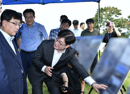 김병수 김포시장(오른쪽)-김성환 환경부장관 28일 김포 거물대리 방문