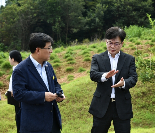 김병수 김포시장(오른쪽)-김성환 환경부장관 28일 김포 거물대리 방문