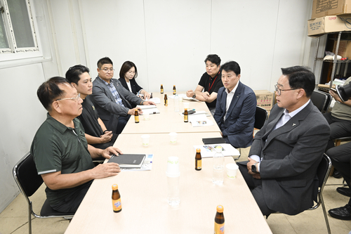 강수현 양주시장(오른쪽) 27일 태진산업 방문