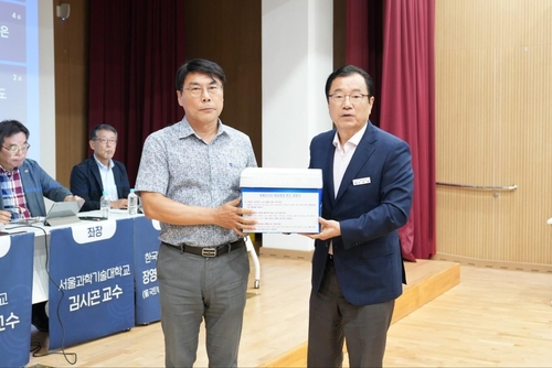오창권 위례우미린아파트 회장(왼쪽) 28일 이현재 하남시장에게 '위례신사선 하남연장 촉구 성명서(8151명 서명)' 전달
