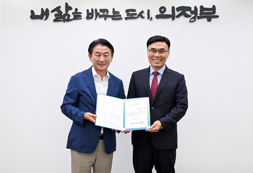 김동근 의정부시장(왼쪽) 29일 신임 마상현 민-관-군 자문관에게 위촉장 수여