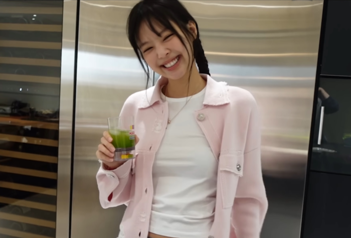 자신이 직접 만든 말차 음료를 들고 있는 블랙핑크 제니 모습. 사진=제니 공식 유튜브 영상 갈무리
