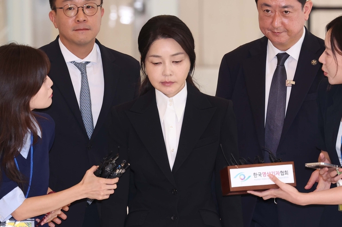 특검 사무실 향하는 김건희