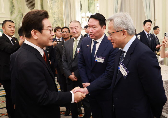 이재명 대통령, 젠슨 황 엔비디아 최고경영자와 악수