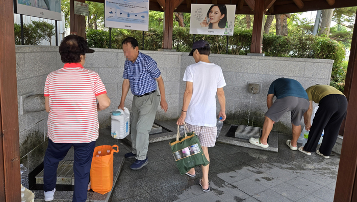샘터에서 물 받는 강릉시민들