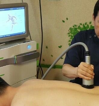 체외충격파 시술을 이용한 요통 치료 장면. 사진=정승기정형외과의원