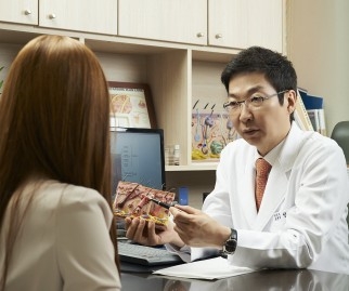 20대 여성이 탈모증 증세로 진료를 받고 있다. 사진=임이석테마피부과의원