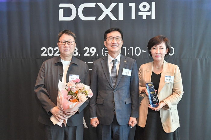 전경혜 LG유플러스 디지털CX·성장담당(오른쪽)과 방욱재 디지털커머스개발Lab장(왼쪽)이 문동민 한국표준협회 회장과 기념촬영을 하고 있는 모습.