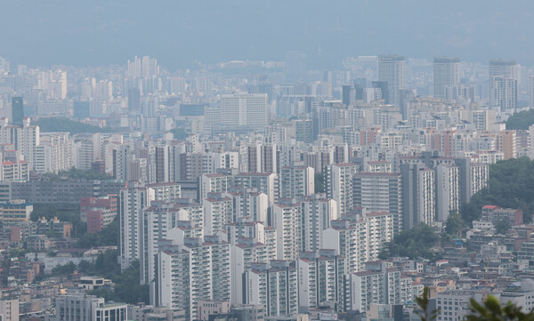 서울 남산에서 바라본 서울 시내 아파트 단지들 모습.