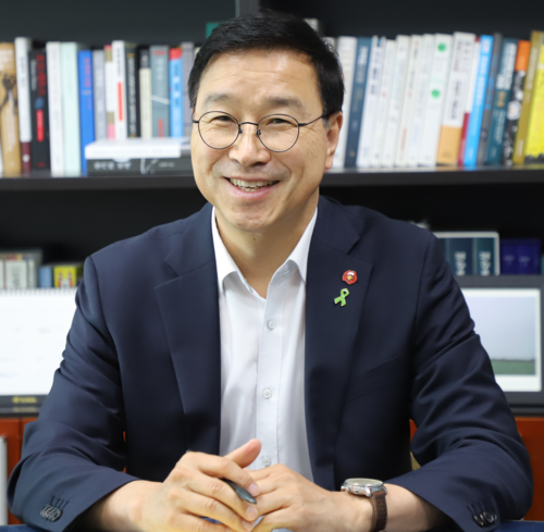 위성곤 국회 기후위기특별위원회 위원장이 인터뷰하고 있다.