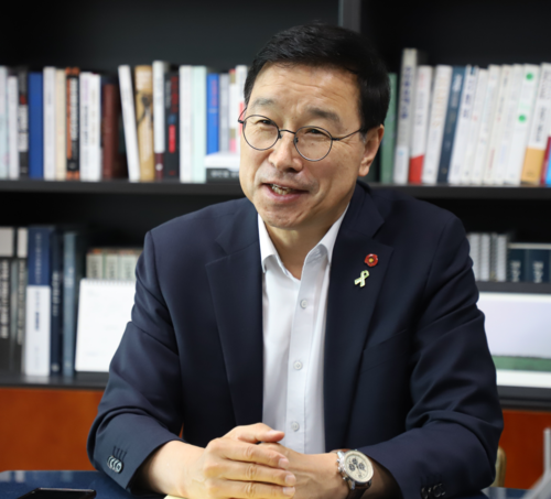 위성곤 국회 기후위기특별위원회 위원장이 인터뷰하고 있다.